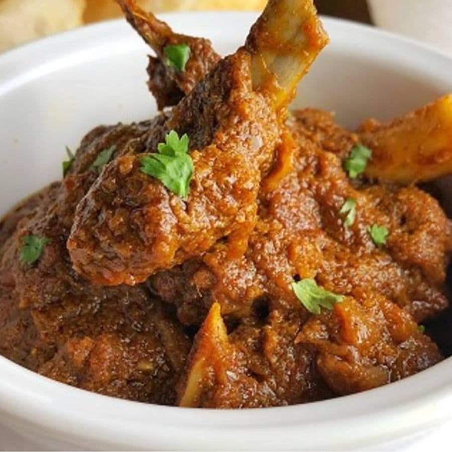 রূপা হোটেল: ‘গোলবাড়ি’র ঠিক উল্টো দিকেই রয়েছে আরও এক প্রসিদ্ধ দোকান, ‘রূপা হোটেল’। এদের কষা মাংসের সুখ্যাতি কিন্তু লোকমুখে দারুণ ছড়িয়ে পড়েছে। 