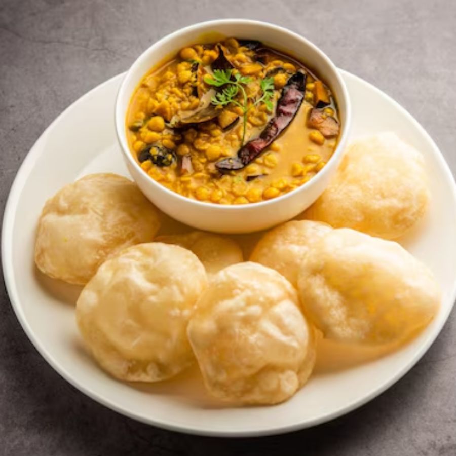 আদি হরিদাস মোদক: শতক পেরনো এই দোকানেও ভূরিভোজ সারতে পারেন। কলাপাতায় কচুরি, লুচির সঙ্গে ছোলার ডাল, আলুর তরকারি দিয়ে পেট পুজো কিন্তু মন্দ হবে না। এখানে পেয়ে যাবেন মিষ্টিও। 