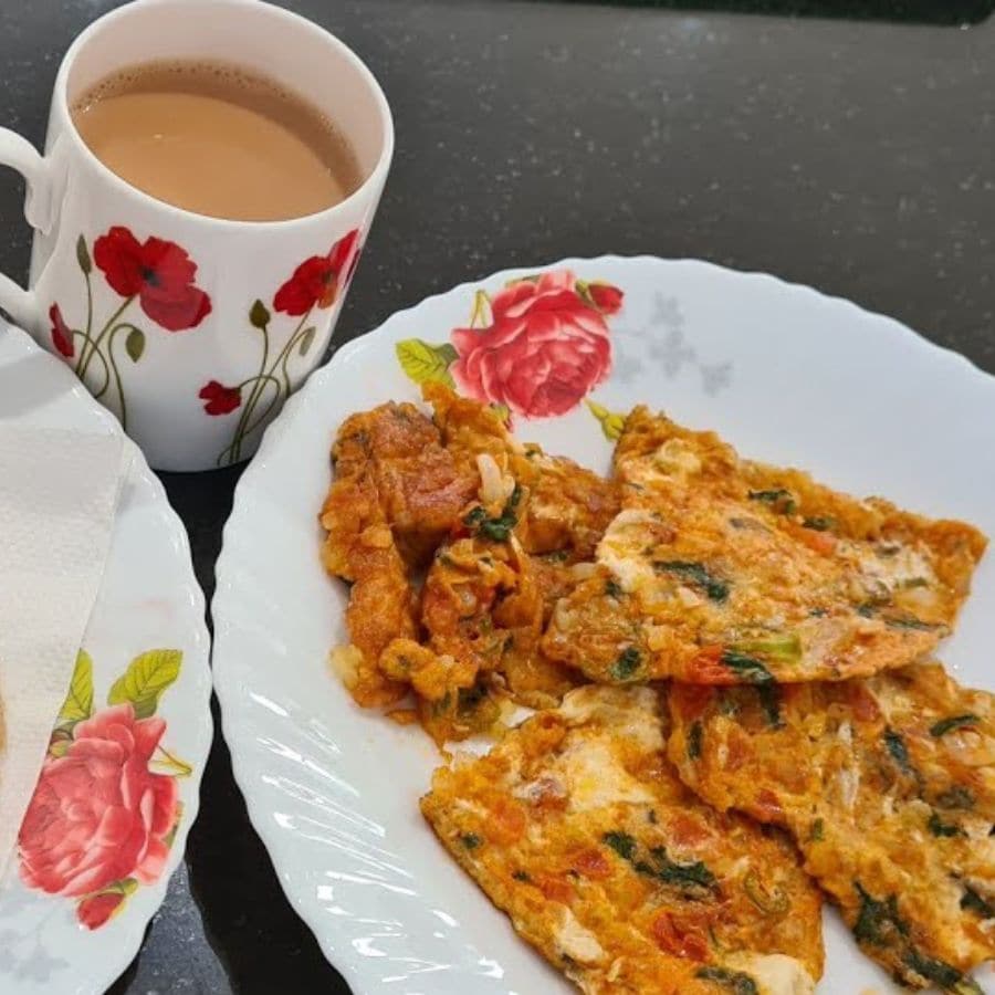 শীতল আশ্রম: শ্যামবাজার পাঁচ মাথার মোড়ের ‘শীতল আশ্রম’ও হতে পারে আপনার ভোজ-বাড়ি। চা, কফি, ওমলেট, টোস্ট-সহ নানা ধরনের খাবার পেয়ে যাবেন এখানে। 