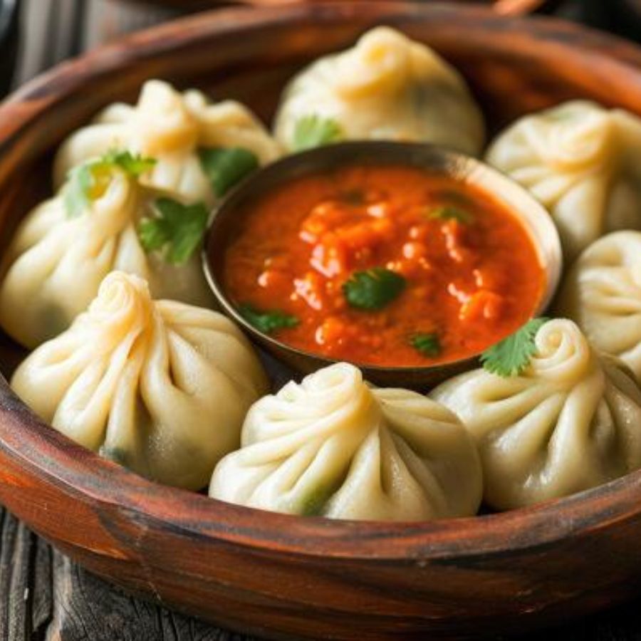 দীপঙ্করদার মোমো: শ্যামবাজারে ঠাকুর দেখতে গিয়ে মনটা মোমো মোমো করলে এই দোকানে যেতেই পারেন। মণীন্দ্রচন্দ্র কলেজের কাছেই এই দোকান। 