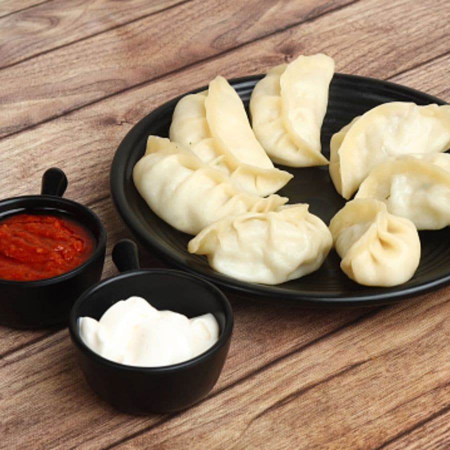 বাবুলাল মোমো: কেবল ‘দীপঙ্করদার মোমো’ নয়, আচার্য প্রফুল্লচন্দ্র রোডে এই দোকান থেকেও মোমো চেখে দেখতে পারেন। এখানে এলে মাস্ট ট্রাই ভেটকি মাছের মোমো। এ ছাড়া চিজ মোমো, ফ্রায়েড চিজ কর্ন মোমোও খেতে পারেন। 