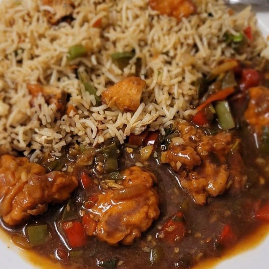 মোম্বাসা: চাইনিজ খাবারেই মজে মন? যেতে পারেন ‘মোম্বাসা’য়। বিভিন্ন ধরনের ফ্রায়েড রাইস, চিলি চিকেন থেকে শুরু করে স্যুপ, সবই পাবেন এখানে। সুস্বাদু খাবার তাও আবার কম দামে, পকেট আর মন দুই-ই খুশি। 