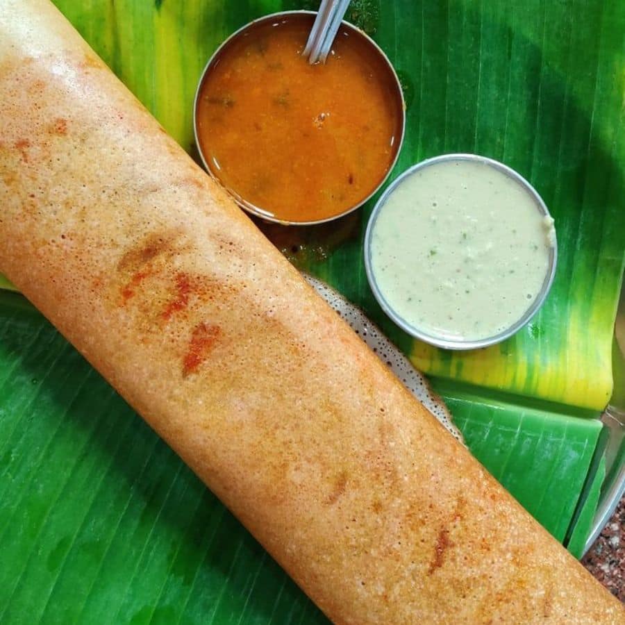 ডিমপি: পুজোতেও নিরামিষ খান? কুছ পরোয়া নেই। খেতে পারেন ‘ডিমপি’ থেকে। ভেজ নুডুলস, পোলাও, এমনকি ধোসাও পাবেন এই দোকানে। 