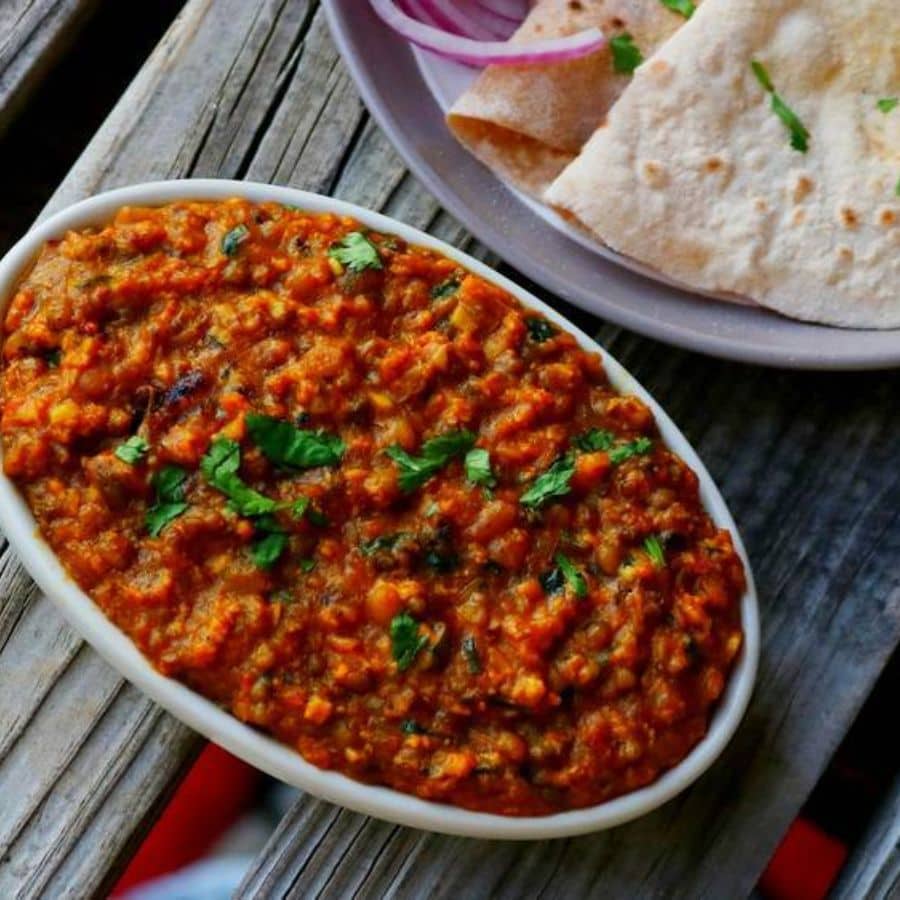 প্রিয়া হোটেল: এই হোটেলে মাছ-ভাত, মাংস-ভাতের পাশাপাশি চিকেন তরকা, রুমালি রুটি পেয়ে যাবেন। 