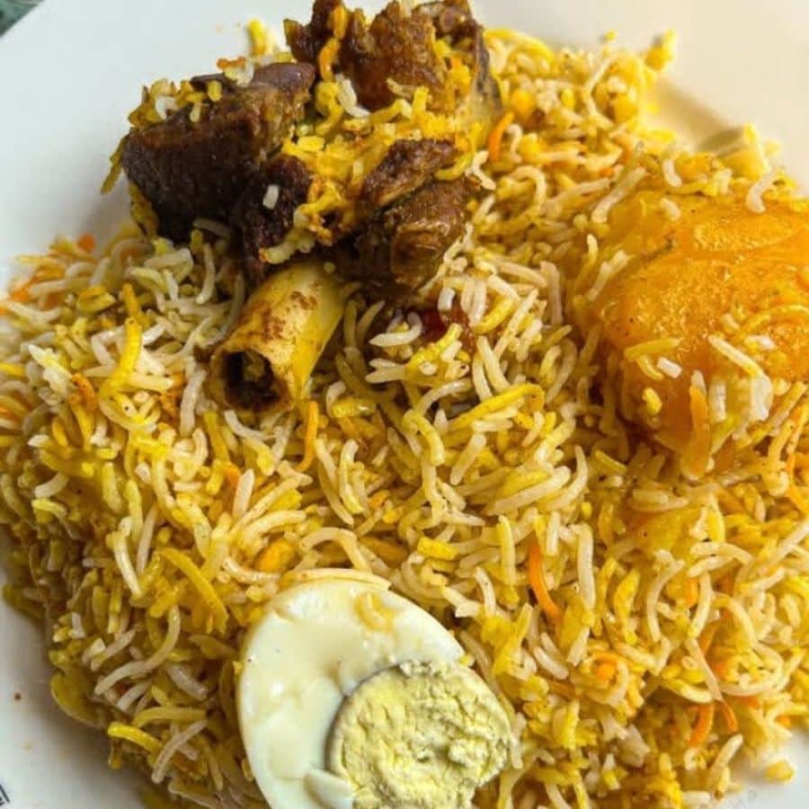 চলুন সহজে এবং চটজলদি উপায়ে মাটন বিরিয়ানি বানাতে কী কী উপকরণ লাগবে আগে জেনে নেওয়া যাক। 