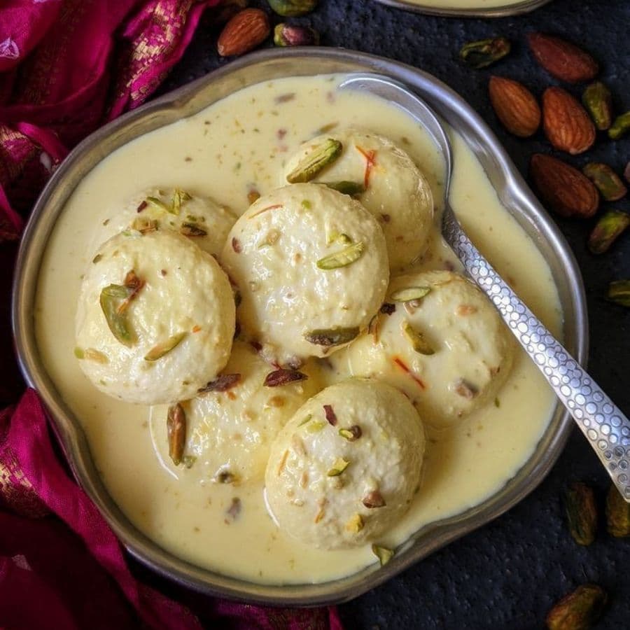 শেষ পাতে থাক মিষ্টি! শ্যামবাজারে একাধিক জনপ্রিয় মিষ্টির দোকান রয়েছে। এর মধ্যে ‘সেন মহাশয়’ অথবা ‘অমৃত’, কিংবা ‘কেসি গোপ’ থেকে মিষ্টিমুখ সেরে নিন। কেবল মিষ্টি কেন, ‘কেসি গোপ’ থেকে খেতে পারেন রাধাবল্লভীও।  (এই প্রতিবেদনটি ‘আনন্দ উৎসব’ ফিচারের একটি অংশ)।