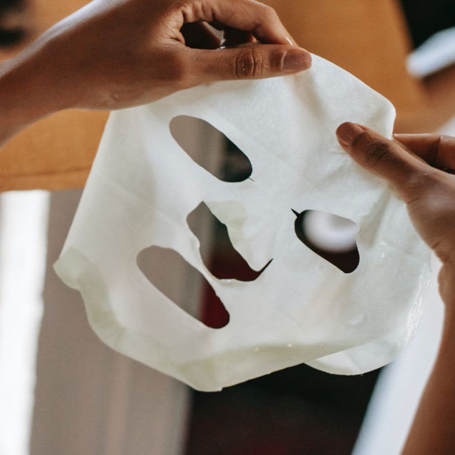 পুজোর আগে ঝলমলে হয়ে উঠতে কে না চায়! ত্বকে জেল্লা ফেরাতে তাই অনেকেই শিট মাস্ক ব্যবহার করেন। কারণ, এটি ব্যবহার করা সহজ এবং দ্রুত ফলও পাওয়া যায়। কিন্তু প্রশ্ন হল, কোন ধরনের ত্বকে কেমন শিট মাস্ক ব্যবহার করবেন, কত দিন ধরে ব্যবহার করবেন, আর কী ভাবেই বা তা থেকে সেরা ফল পাবেন? এই সমস্ত প্রশ্নের উত্তর রইল এখানে। 