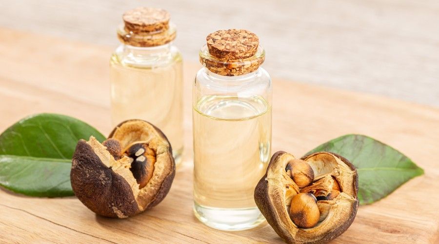 শুষ্ক ত্বকের জন্য শিট মাস্ক:   শুষ্ক ত্বকে আর্দ্রতার অভাব থাকে। এই ধরনের ত্বকের জন্য হায়ালুরোনিক অ্যাসিড, গ্লিসারিন বা ক্যামেলিয়া তেল যুক্ত শিট মাস্ক ব্যবহার করুন। এটি ত্বককে গভীর ভাবে ময়শ্চারাইজ করবে এবং রুক্ষতা দূর করবে।