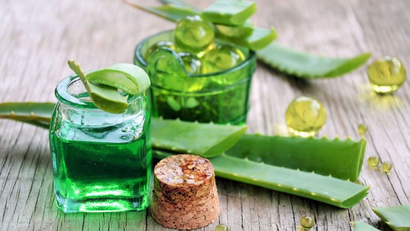 সংবেদনশীল ত্বকের জন্য শিট মাস্ক:   সংবেদনশীল ত্বকে খুব সহজেই জ্বালাপোড়া বা লালচে ভাব দেখা যায়। এই ধরনের ত্বকের জন্য অ্যালোভেরা, ক্যামোমিল বা সেন্টেল্লা এশিয়াটিকাযুক্ত শিট মাস্ক সেরা। এটি ত্বককে আরাম দেয়।