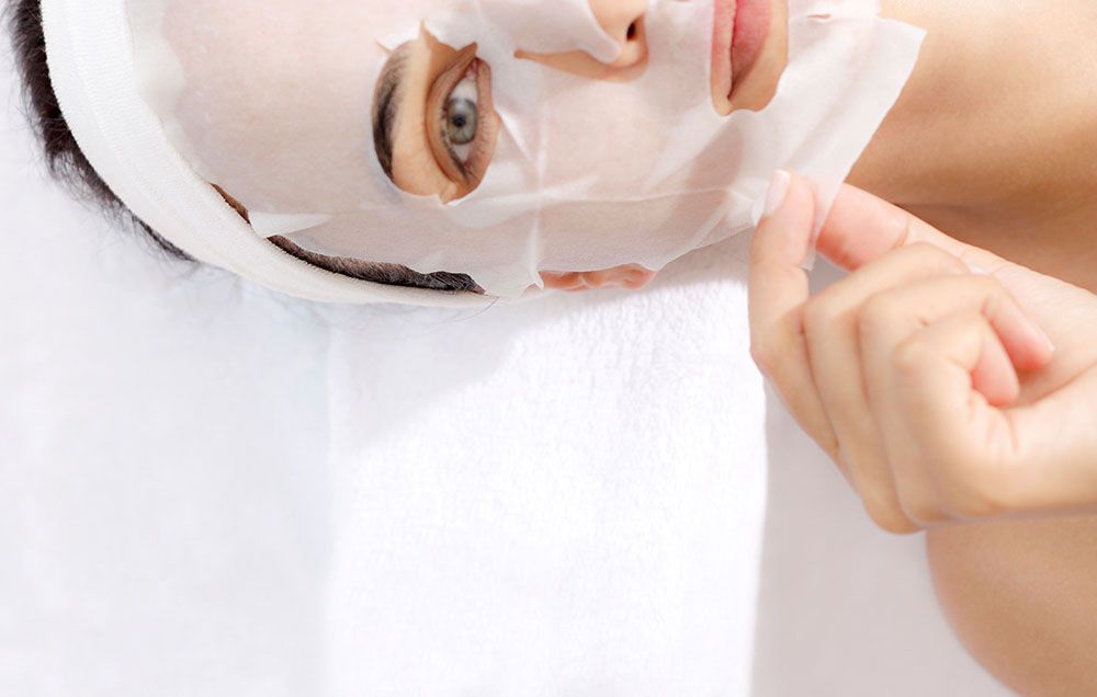 কত দিন ব্যবহার করবেন:   পুজোর আগে সেরা ফল পেতে সপ্তাহে ২-৩ দিন করে শিট মাস্ক ব্যবহার করতে পারেন। যদি আপনার ত্বকে কোনও নির্দিষ্ট সমস্যা থাকে, তবে সেই অনুযায়ী মাস্ক ব্যবহার করুন।