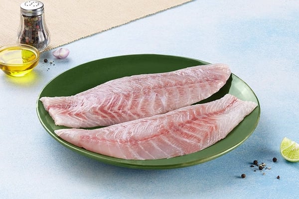 মাছের রায়তা তৈরির উপকরণ: ভেটকি/রুই/কাতলা মাছের ফিলে - ২০০ গ্রাম, টক দই - ১ কাপ, পেঁয়াজ কুচি - ১টি (ছোট), শসা কুচি - ১টি (ছোট), ধনে পাতা কুচি - ২ চামচ, পুদিনা পাতা কুচি - ১ চামচ, কাঁচা লঙ্কা কুচি - ১টি, ভাজা জিরে গুঁড়ো - ১/২ চামচ, গোলমরিচ গুঁড়ো - ১/২ চামচ, বিট নুন - স্বাদ মতো, সাদা তেল - ১ চামচ, লেবুর রস - ১ চামচ।