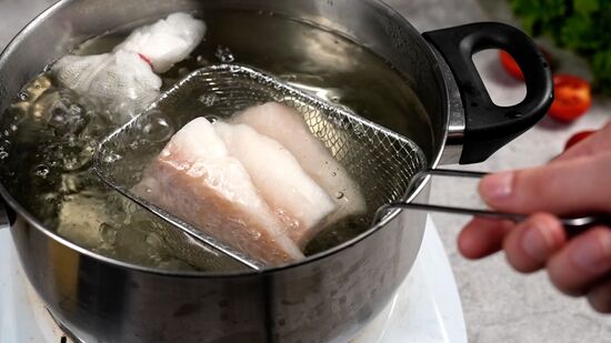 মাছ সেদ্ধ করা: মাছের ফিলে নুন ও সামান্য জল দিয়ে সেদ্ধ করে নিন। সেদ্ধ হয়ে গেলে কাঁটা বেছে মাছের টুকরোগুলি আলাদা করে রাখুন।