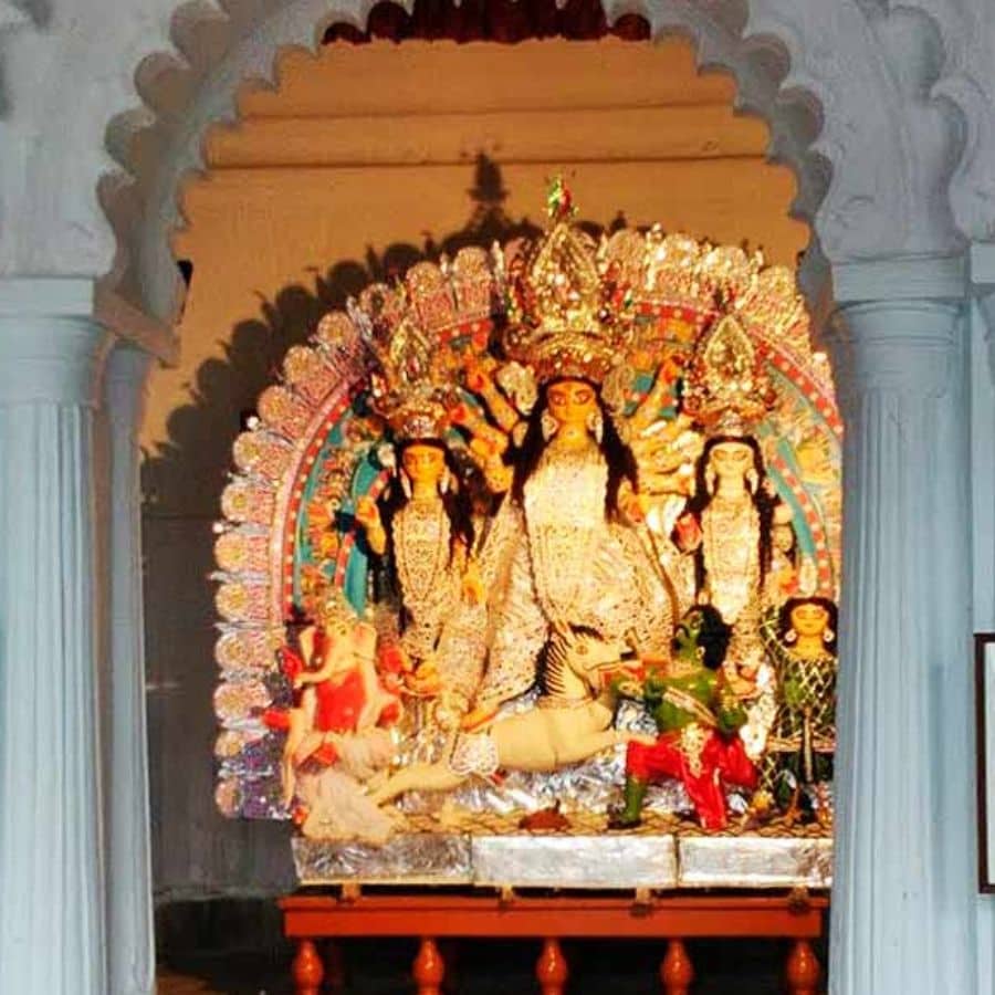 ১. শোভাবাজার রাজবাড়ি: ১৮৫৭ সালে রাজা নবকৃষ্ণ দেবের হাত ধরে শুরু হয়েছিল এই পুজো। রাজবাড়ির পুজোয় অতিথি হয়ে আসতেন ব্রিটিশ কর্তাব্যক্তিরা। সেই তালিকায় আছেন লর্ড ক্লাইভও। ঢাকের তালে আজও রাজকীয় উদযাপনে মেতে ওঠে শোভাবাজার রাজবাড়ি।