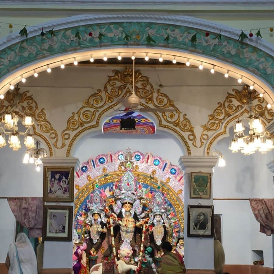 ২.জোড়াসাঁকো ঠাকুর বাড়ি: এ পুজো স্বয়ং রবীন্দ্রনাথ ঠাকুরের পরিবারের উদযাপন। আজও যা পালিত হয় একই জাঁকজমকে। মিলেমিশে যায় সংস্কৃতি আর ভক্তি। 