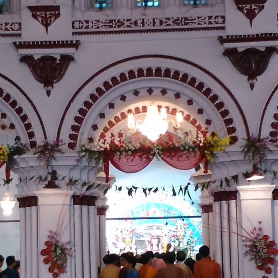 ৩.লাহা বাড়ি: বিখ্যাত জমিদার ও ব্যবসায়ী পরিবার। তাঁদের পূর্বপুরুষেরা কলকাতায় জমিদারি বিস্তার করার সময়েই দুর্গাপুজোর সূচনা করেন। সেই থেকে প্রজন্মের পর প্রজন্ম ধরে সাবেক রীতিতে পুজো চলছে। এখানে দেবীর সাজে সোনার অলঙ্কার ও ঐতিহ্যবাহী রূপ বিশেষ ভাবে নজর কাড়ে।