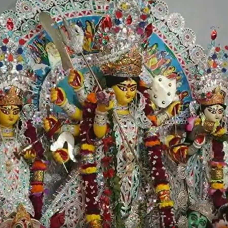 ৪.বদনচন্দ্র রায়ের দুর্গাপুজো: প্রায় ১৬০ বছরের পুরনো পুজো। এই পরিবারে এখনও প্রাচীন বৈষ্ণব রীতি মেনেই পুজো হয়। পশু বলির বদলে ফল বলি দেওয়া হয় এখানে।