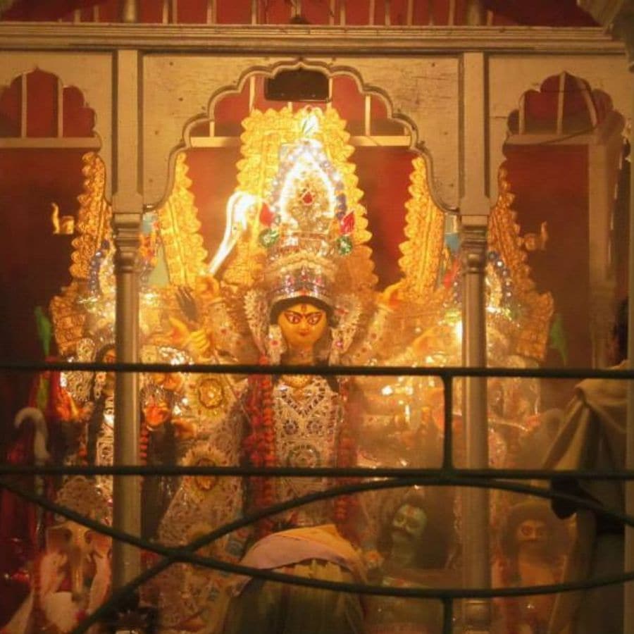 ৫.ছাতুবাবু-লাটুবাবুর দুর্গাপুজো : ১৮ শতকের শেষ দিকে তৎকালীন বিখ্যাত ব্যবসায়ী জমিদার দুই ভাই ছাতুবাবু ও লাটুবাবুর হাত ধরে এই পুজোর প্রচলন। সে সময়ে পুজোয় খরচ হতো বিপুল অঙ্কের টাকা। সমগ্র উত্তর কলকাতা জুড়ে এই উৎসবের আবহ ছড়িয়ে পড়ত।