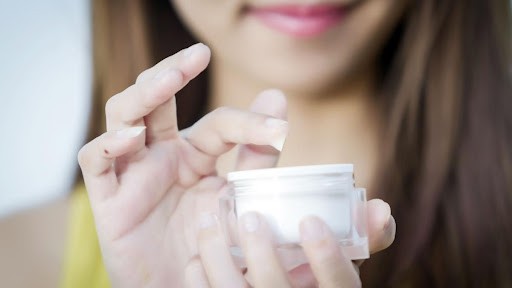 অতিরিক্ত টিপ্‌স: ফাউন্ডেশন ব্যবহারের আগে ত্বক ভাল করে ময়শ্চারাইজ করুন। প্রয়োজন হলে প্রাইমার ব্যবহার করুন, এতে ফাউন্ডেশন আরও মসৃণ দেখাবে।