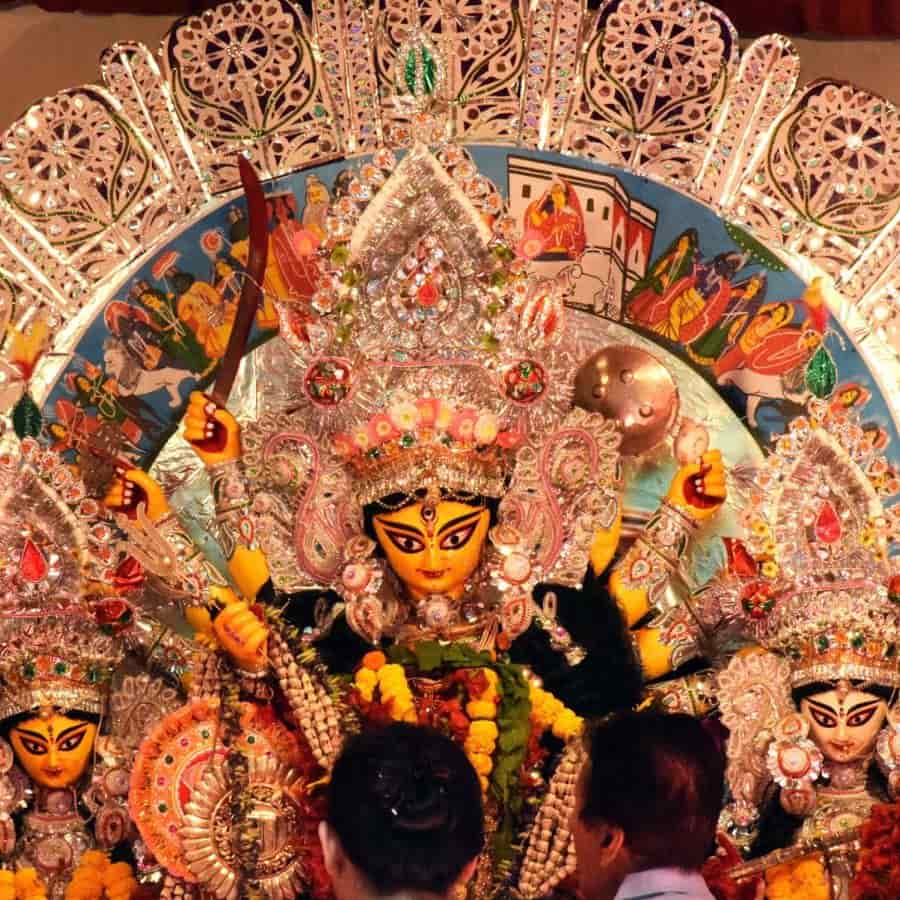 ৬. মল্লিকবাড়ি, বাগবাজার: ‘চৌরঙ্গীর মল্লিকবাড়ি’ নামেও খ্যাত এই পুজোয় আলাদা মাত্রা আনে সন্ধিপুজো, মহাঅষ্টমীর অঞ্জলি, ঢাক ও ধুনুচি নাচ। প্রতিমার সজ্জা ও ভোগের আচার এখানে ভক্তদের আকর্ষণের কেন্দ্রবিন্দু। 