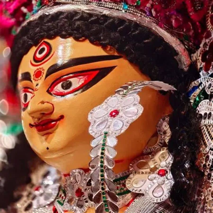 ৭. শীল বাড়ি: শীল পরিবারের দুর্গাপুজো আজও উত্তর কলকাতার অন্যতম আকর্ষণ। এক সময়ে এই পুজোয় অঢেল সোনাদানার ব্যবহার ঘিরেই এর খ্যাতি ছড়ায়। 