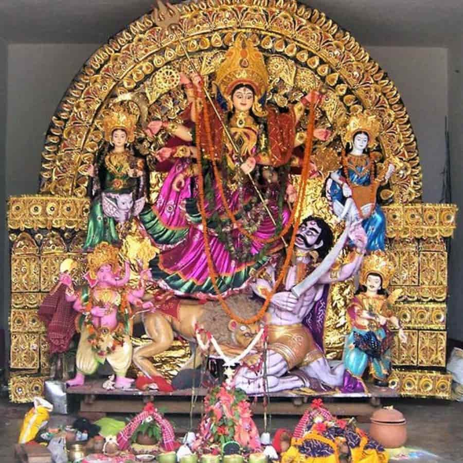 ৯.মিত্রবাড়ি, বিহারীলাল স্ট্রিট: উত্তর কলকাতার বনেদি পুজোগুলির অন্যতম বিহারীলাল স্ট্রিটের মিত্রবাড়ির দুর্গাপুজো। প্রায় আড়াইশো বছরের পুরনো এই পুজোয় প্রতিমা তৈরি হয় একেবারে একচালা সাবেকি ধাঁচে। দেবী এখানে মহিষাসুরমর্দিনী রূপে পূজিতা। 