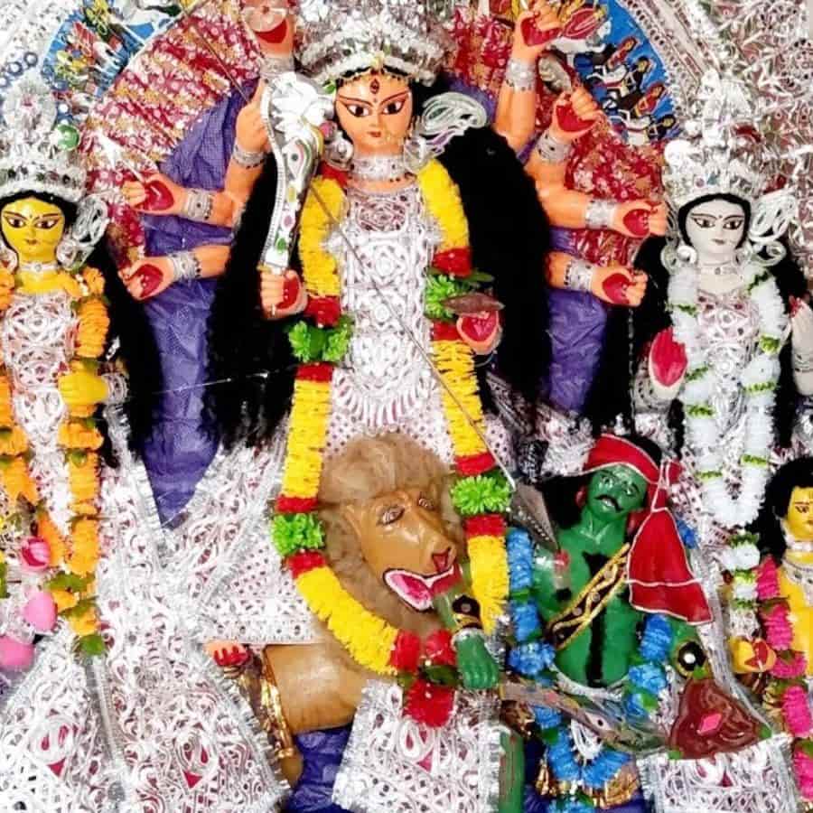 ১০. চৌধুরী পরিবার: কলকাতার বনেদি পুজোগুলির মধ্যে বিশেষ ভাবে উল্লেখযোগ্য চৌধুরীদের পুজো। বলা হয়, প্রায় ১৭ শতকের শেষ দিকে এই পরিবারের দুর্গাপুজোর সূচনা। সে সময়ে পুজোর জাঁকজমক ছিল দেখার মতো। শুরু থেকেই এখানে প্রতিমা একচালার।  (এই প্রতিবেদনটি “আনন্দ উৎসব” ফিচারের একটি অংশ)।