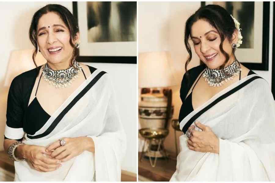 নীনা গুপ্তর মতো ‘মাসাবা কাট’ ব্লাউজ়ের নকশা পেয়ে যাবেন গড়িয়াহাটে।