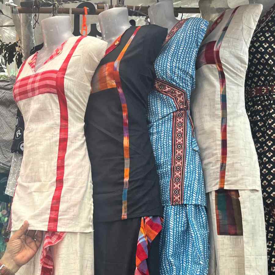 বোহো স্টাইল পোশাকের খোঁজ করলে এ বছর কিন্তু গড়িয়াহাটে ঢুঁ মারতেই পারেন, হতাশ হবেন না।