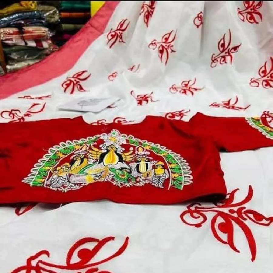 সাদা-লাল শাড়ির সম্ভার পেতে গড়িয়াহাটে এক বার ঢুঁ মারতে পারেন। 