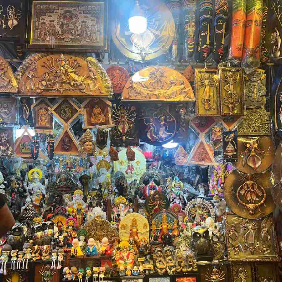 গড়িয়াহাটের বাজারে এ বছর মা দুর্গার মেটালিক অবয়ব দেখলে আপনার চোখ আটকে যাবে।