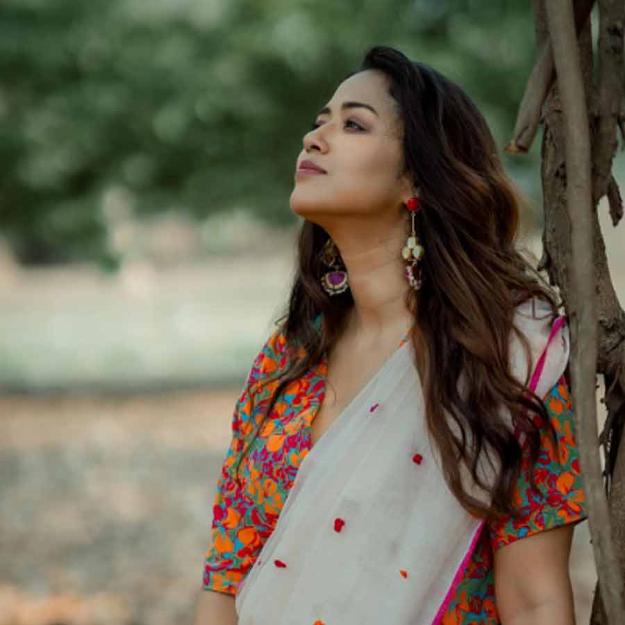 একটা ক্রপ টপ কিনে সোহীনি সরকারের মতো স্টাইল করে ফেলতেই পারেন।