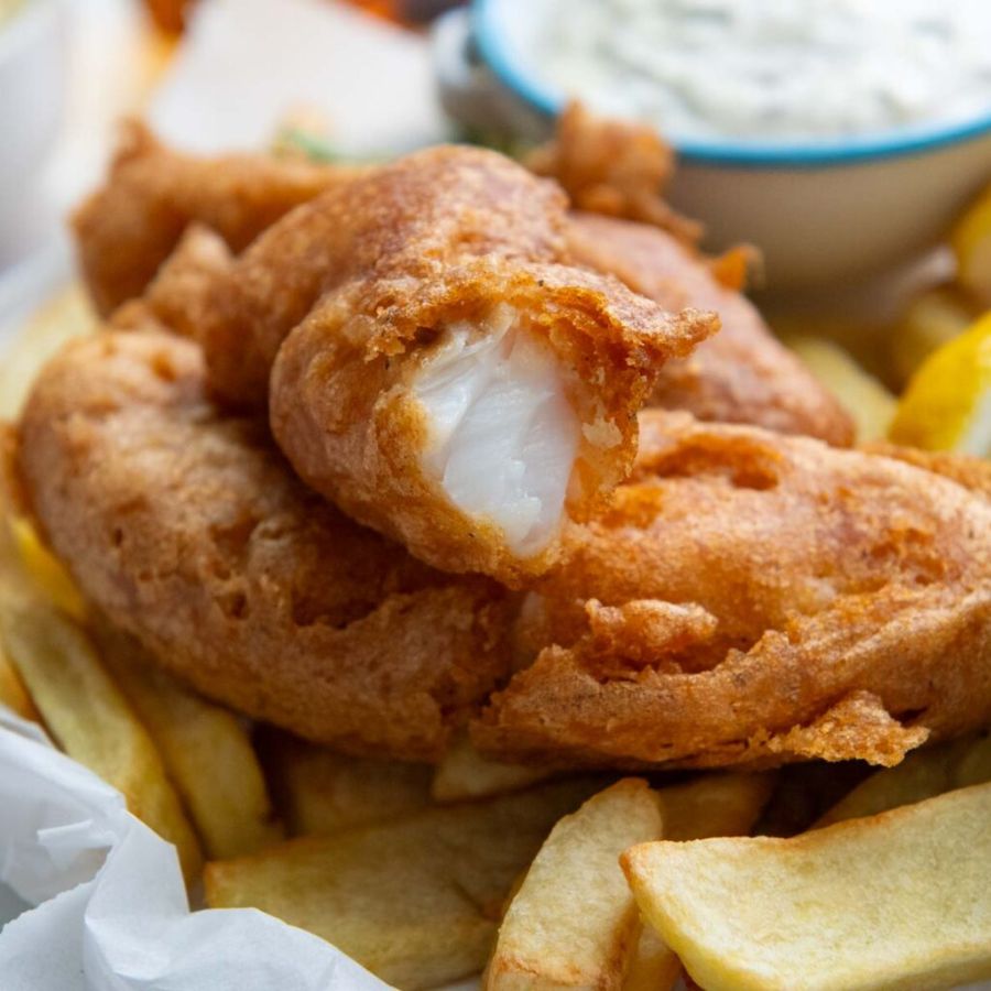 নীলাচলের কচুরি: বাগবাজার গেলে ‘নীলাচলের কচুরি’ একেবারেই ছাড়া যাবে না! কিন্তু শুধু কি সেখানকার বিখ্যাত ফিশ কচুরি খাবেন? সঙ্গে পেয়ে যাবেন ফিশ ওরলি, ফিশ ব্যাটার ফ্রাই, চাউমিন-সহ একাধিক পছন্দের খাবার। 