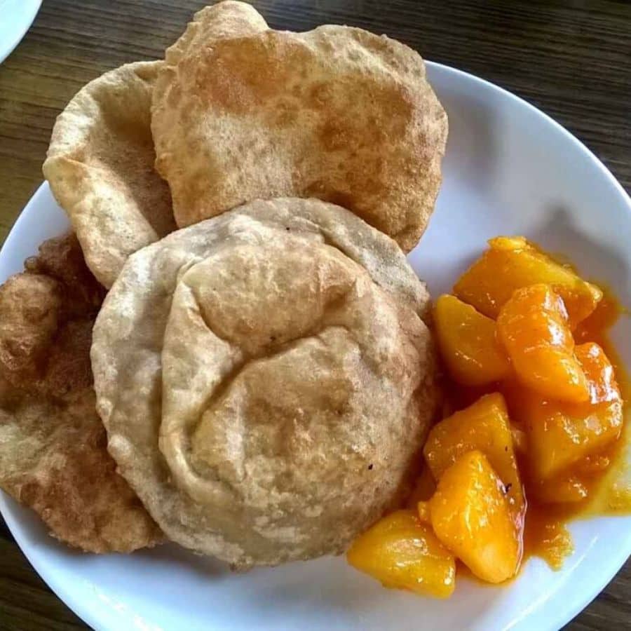 গণশার মাছের কচুরি: বাগবাজার চত্বরের আরও এক জনপ্রিয় কচুরির দোকান এই ‘গণশার কচুরি’। যদিও এই দোকানের আসল নাম ‘পাল ইটিং হাউজ’। বাগবাজারে ক্ষুদিরামের মূর্তির পাশের গলিতেই রয়েছে এই জনপ্রিয় দোকান। এ বার পুজোয় ওদিকে গেলে সেখানকার এই বিখ্যাত মাছের কচুরি আর আলুর দম খেয়ে দেখবেন নাকি! 