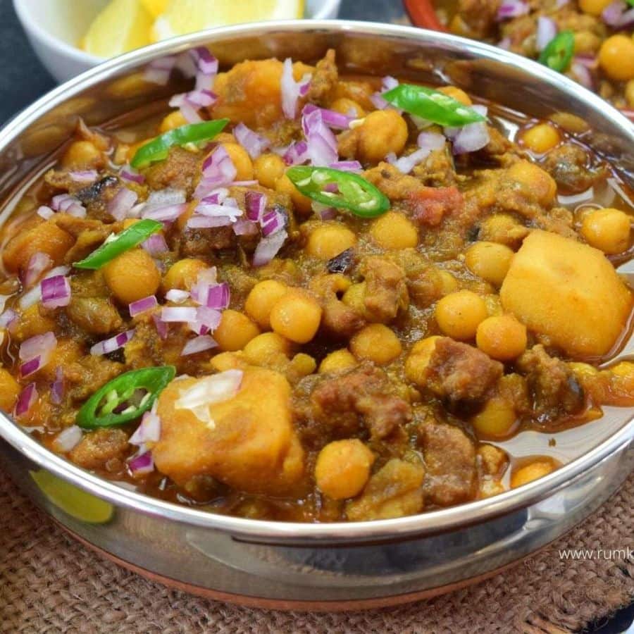 লালু ভুলুর দোকান: বাগবাজার থেকে হাঁটতে হাঁটতে কুমোরটুলির দিকে যাচ্ছেন? তা হলে কুমোরটুলির ঠাকুর দেখে গঙ্গার ধারে এই দোকানের চর্বি ঘুগনি, হাফ বয়েল ডিম এক বার চেখে দেখতেই পারেন! পাশের দোকানে আবার পাস্তা থেকে ম্যাগি, ফিশ ফ্রাই, চাউমিন-সহ সবই রয়েছে। গঙ্গার ঠান্ডা বাতাস গায়ে মেখে এই লোভনীয় পদগুলি খেতে মন্দ লাগবে না কিন্তু! 