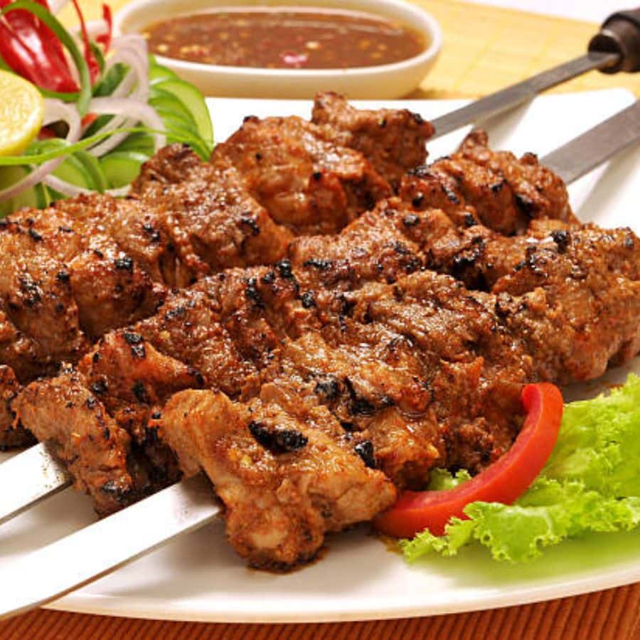 ব্রোস কাবাব: বাগবাজারে ক্ষুদিরাম মূর্তির ঠিক সামনেই এই দোকান। কম দামে বিভিন্ন ধরনের কাবাব খাওয়ার অন্যতম সেরা ঠিকানা। রেশমি থেকে পেয়ারে, তন্দুরি থেকে হরিয়ালি কাবাব, কী নেই সেখানে!  