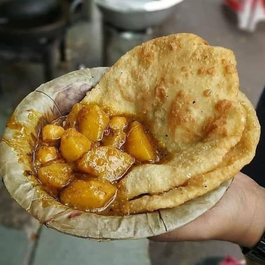 পটলার কচুরি: প্রয়াত অভিনেতা সৌমিত্র চট্টোপাধ্যায়ের পছন্দের দোকান ছিল এটি। তিনি বাগবাজারে অর্থাৎ গিরিশ মঞ্চে কোনও নাটকের শো-তে এলেই এখানে কচুরি খেতেন। এ বার বাগবাজার গেলে তাঁর স্মৃতিধন্য এই দোকান থেকে তেলেভাজা কিংবা কচুরি চেখে দেখাই যায়। 