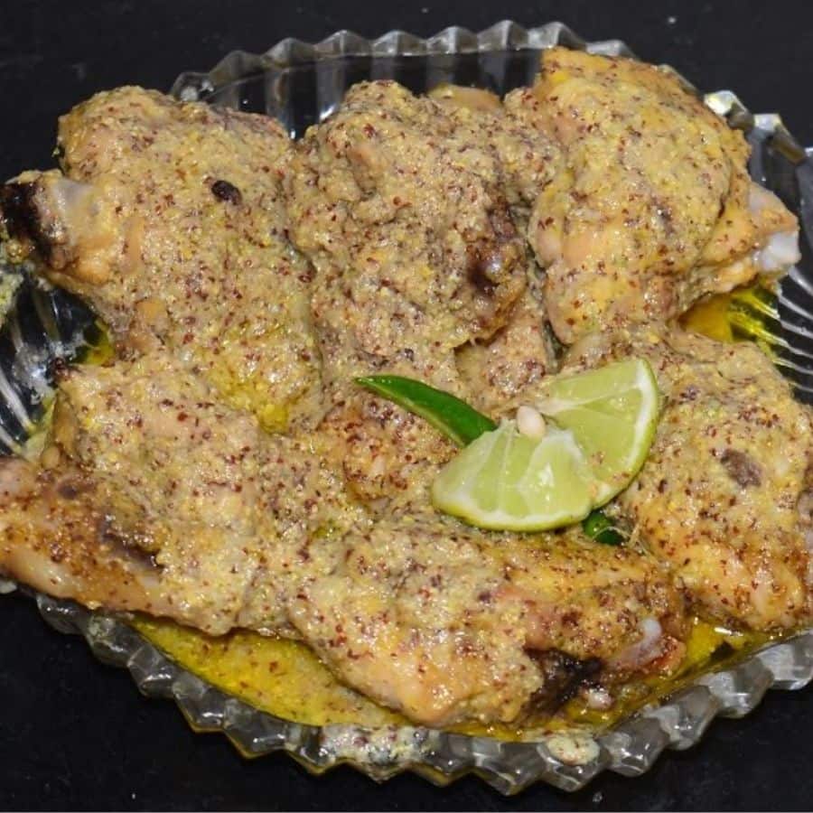 লাল্টু কেবিন: বাগবাজার ঘাটের দিকে যেতে গেলে পথেই এই দোকান। সমস্ত ধরনের ফাস্ট ফুড, মোমো-সহ অনেক কিছুই পাবেন এই দোকানে। তবে এখানে এসে যেটা না খেলেই নয়, তা হল ভাপা চিকেন। ‘লাল্টু কেবিন’-এর ফয়েল প্যাকে মুড়ে বানানো চিকেন ভাপা কিন্তু দারুণ ভাইরাল। 