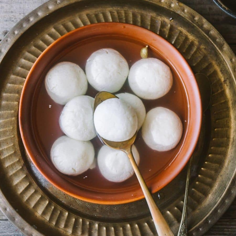 নবীনচন্দ্র দাশ: পুজোর সময়ে কে-ই বা আর ডায়েট মানে বলুন? এই ক’দিন সব কিছু থেকে ছুটি! তাই অন্যান্য খাবারের পাশাপাশি চলুক মিষ্টিমুখও। আর তার ঠিকানা যদি রসগোল্লার জন্মস্থান হয়, তবে তো কথাই নেই! বাগবাজার গেলে ‘নবীনচন্দ্র দাশ’-এর রসগোল্লা, দই বা অন্যান্য মিষ্টি খেয়ে পেটপুজো শেষ করতে পারেন। 