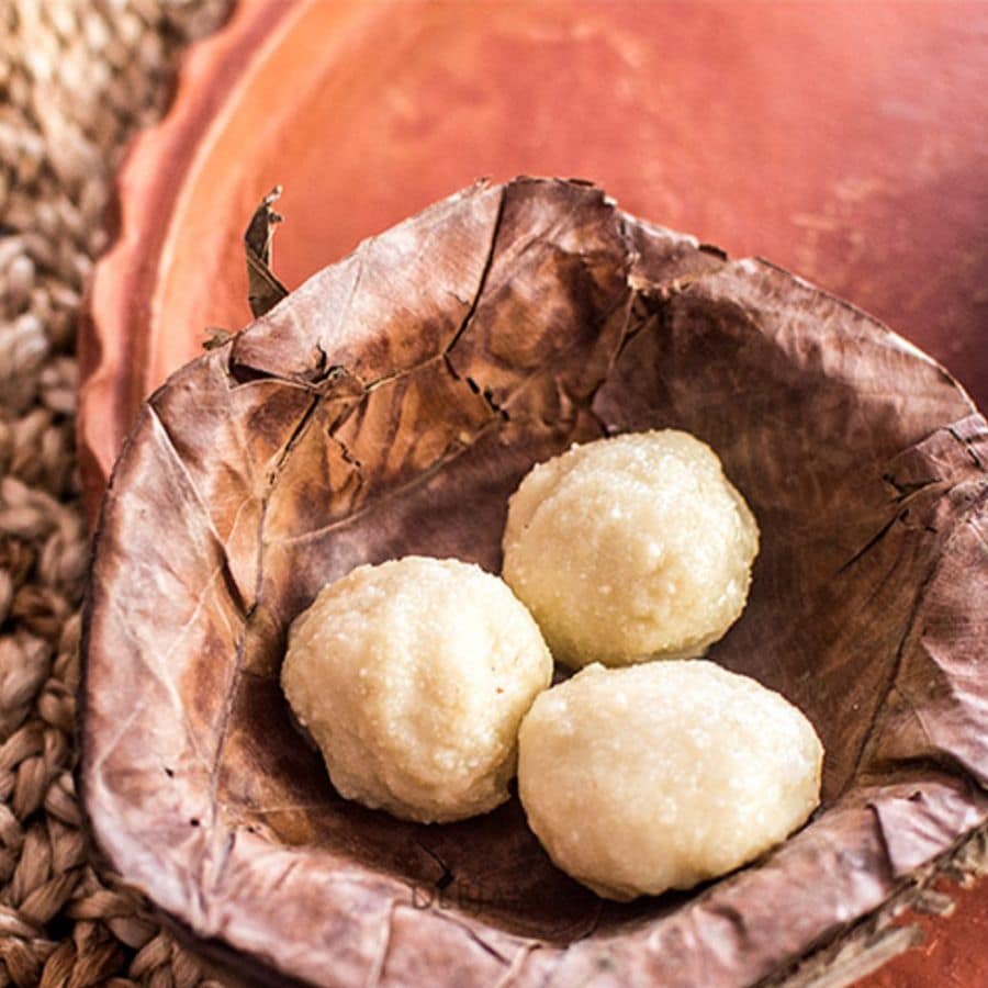 দ্বারিক গ্র্যান্ড সন্স: মিষ্টির কথা উঠলই যখন, চাখতেই পারেন ‘দ্বারিক গ্র্যান্ড সন্স’-এর মিষ্টি। মনোহরা, লর্ড চমচম, থেকে কমলা ভোগ– কী নেই! চাইলে এখানকার বিখ্যাত রাধাবল্লভীও খেয়ে দেখতে পারেন। স্বাদ মনে রাখার মতো! রয়েছে বিভিন্ন ধরনের নোনতা পদও। 