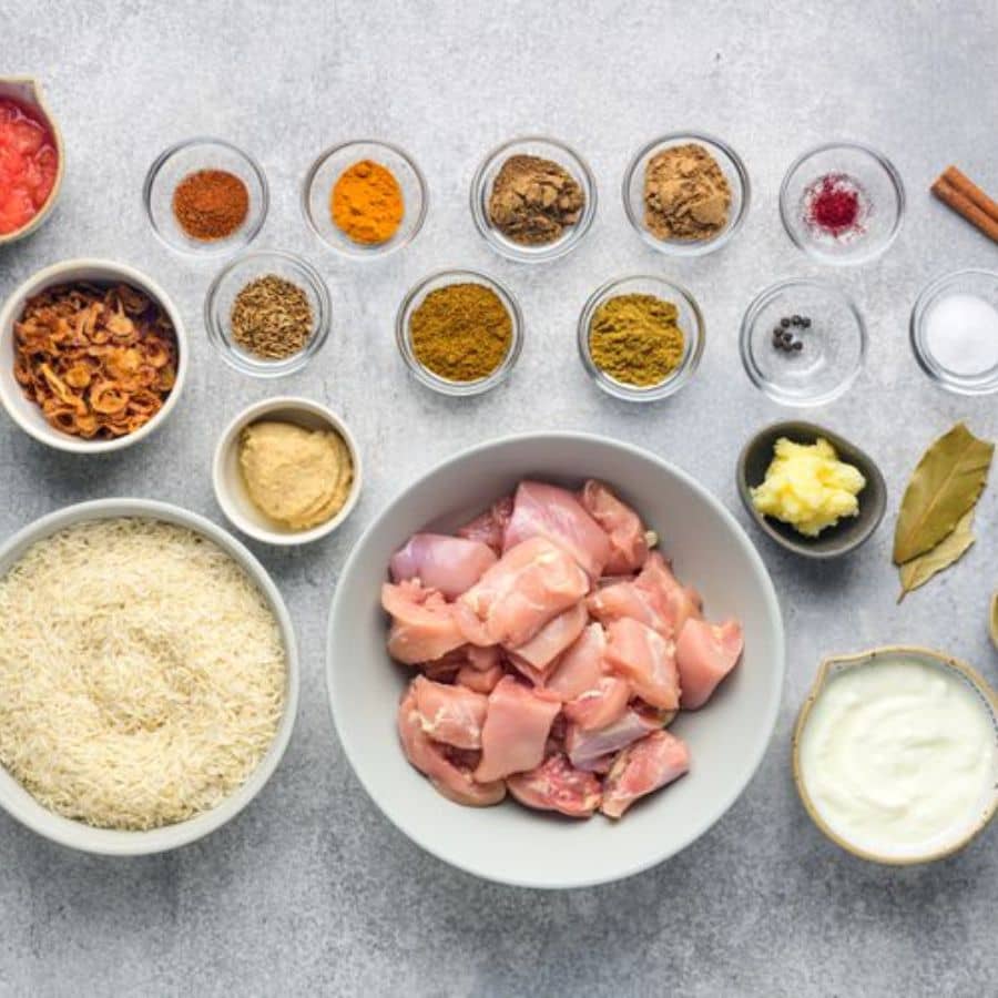 মাটন বিরিয়ানি বানানোর উপকরণ: আদা বাটা, রসুন বাটা, লঙ্কা বাটা, নুন, তেল, হলুদ গুঁড়ো, লঙ্কা গুঁড়ো, গোলমরিচ গুঁড়ো, ধনে গুঁড়ো, গরম মশলা গুঁড়ো, বেরেস্তা, দই, শাহজিরে, ভিনেগার, চাল, ধনে পাতা, পুদিনা পাতা, আতর, ঘি, কেশর জল, আলু, মাটন, লবঙ্গ, এলাচ, দারচিনি, তেজপাতা। 