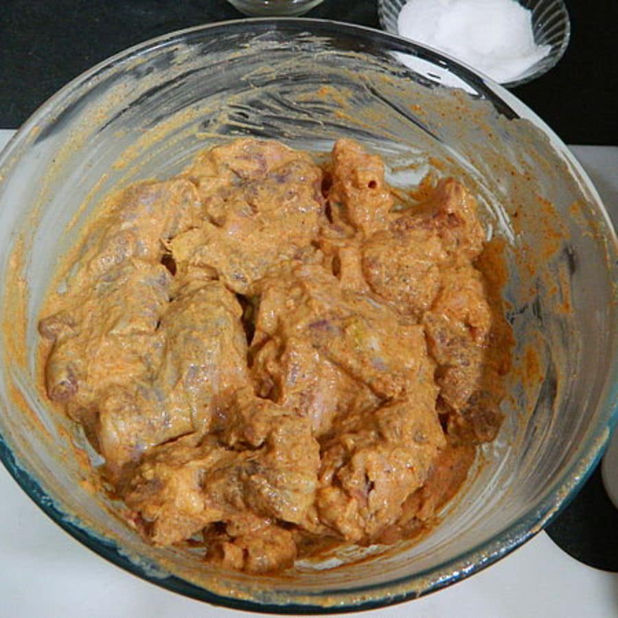 উপকরণ জেনে নিয়েছেন, এ বার চলে আসা যাক রন্ধন প্রণালীতে। পছন্দের বিরিয়ানির স্বাদ বাড়াতে কিন্তু 'ম্যারিনেশন' মাস্ট! আর এটার জন্য সবার আগে মাটন ভাল করে ধুয়ে তাতে এক এক করে দিয়ে দিন আদা বাটা, রসুন বাটা, লঙ্কা বাটা, স্বাদ মতো নুন, হলুদ গুঁড়ো, লঙ্কা গুঁড়ো, গোলমরিচ গুঁড়ো, ধনে গুঁড়ো, গরম মশলা গুঁড়ো, বেরেস্তা, পেঁয়াজ ভাজার তেল। এবার সবটা ভাল করে মিশিয়ে নিন। 