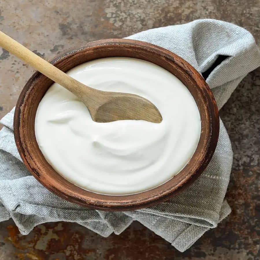 এ বার এতে যোগ করুন টক দই। মাটনের সঙ্গে ভাল করে মিশিয়ে অন্তত আধ ঘণ্টা রাখুন। তত ক্ষণে ঘরের অন্য যা সমস্ত কাজ আছে ঝটপট সেরে ফেলুন। 