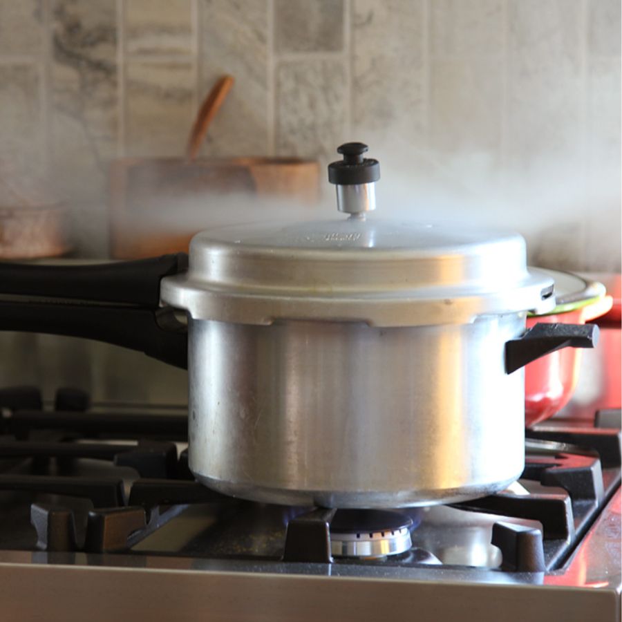 ঘড়ির কাঁটা মিলিয়ে আধ ঘণ্টা হয়ে গিয়েছে? এ বার আবার চলে আসুন রান্নাঘরে। প্রেসার কুকারে মাটন আর আলু দিয়ে কষান। মাংস কষা হলে তাতে জল দিয়ে অন্তত ৩টি সিটি দিন। এতে মাংস ৭০ শতাংশ সেদ্ধ হবে। 