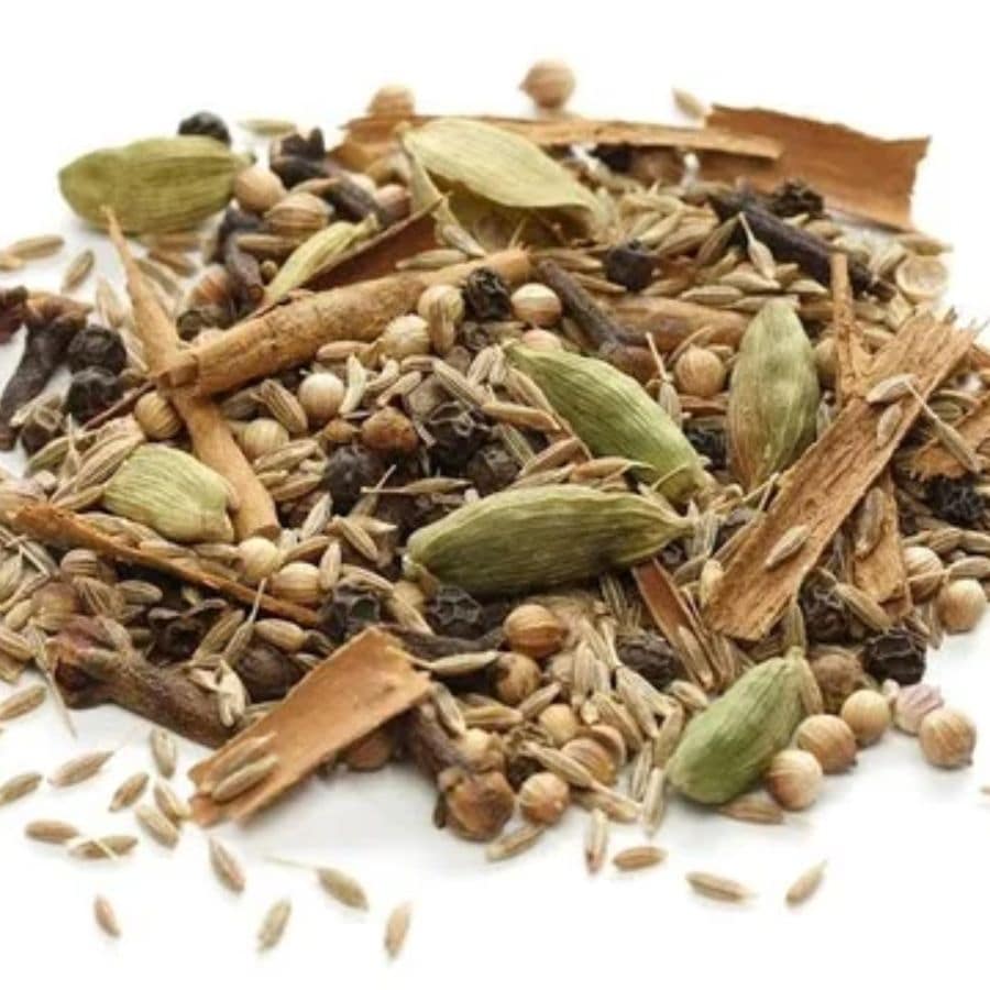 একটা হাঁড়িতে জল বসিয়ে দিন। তাতে যোগ করুন ৪টি লবঙ্গ, ১টি দারচিনি, ৬টা এলাচ, গোলমরিচ এক চামচ, ২টো তেজপাতা। সঙ্গে দিয়ে দিন পরিমাণ মতো নুন, তেল, শাহজিরে, ভিনেগার, ধনেপাতা কুচি। এ মা, চাল বাদ দিলেন নাকি? না না, এটাও এখনই এই জলে যোগ করে দিন। চাল ৮০ শতাংশ সেদ্ধ হওয়া অবধি অপেক্ষা করুন। 