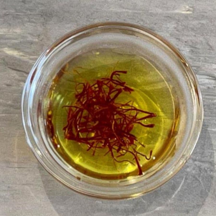 চাল সেদ্ধ হয়ে গেছে? আরে, ৮০ শতাংশ রান্না তো হয়েই গেছে দেখেছেন! এ বার একটা পাত্রে ভাত এবং মাংস লেয়ার করে দিয়ে দিন। উপর থেকে ছড়িয়ে দিন কেশর জল এবং আতর জলের মিশ্রণ। সঙ্গে দিয়ে দিন ঘি, ধনেপাতা কুচি, পুদিনা পাতা কুচি। এ বার ভাল করে ঢাকা অন্তত ২৫ মিনিট থেকে আধ ঘণ্টা দমে রাখুন। ব্যস তা হলেই তৈরি সাধের সুস্বাদু বিরিয়ানি! 