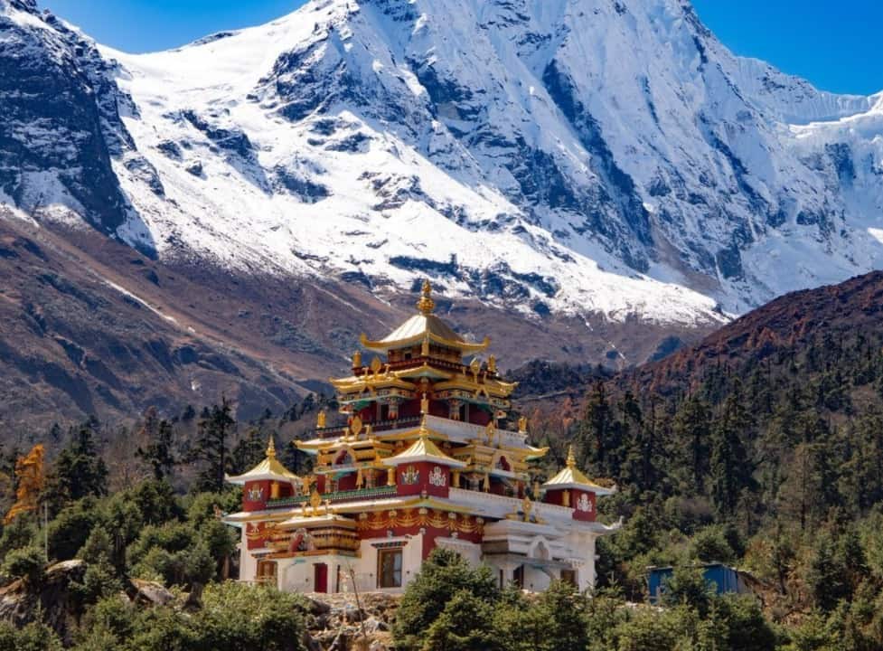 নেপাল: কম খরচে বিদেশ ভ্রমণের জন্য নেপাল একটি দারুণ দেশ। হিমালয়ের কোলে এই দেশটি তার অসাধারণ প্রাকৃতিক সৌন্দর্য এবং সংস্কৃতির জন্য পরিচিত।