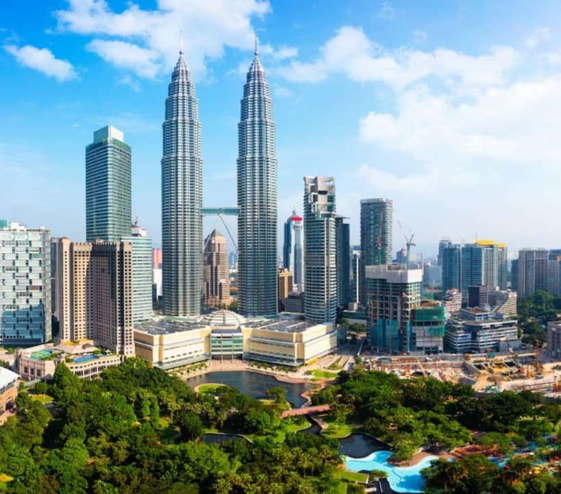 মালয়েশিয়া: আধুনিক স্থাপত্য এবং প্রাকৃতিক সৌন্দর্যের এক দারুণ মিশ্রণ মালয়েশিয়া। খুব কম বাজেটে একটি দারুণ আন্তর্জাতিক ট্যুর হতে পারে।