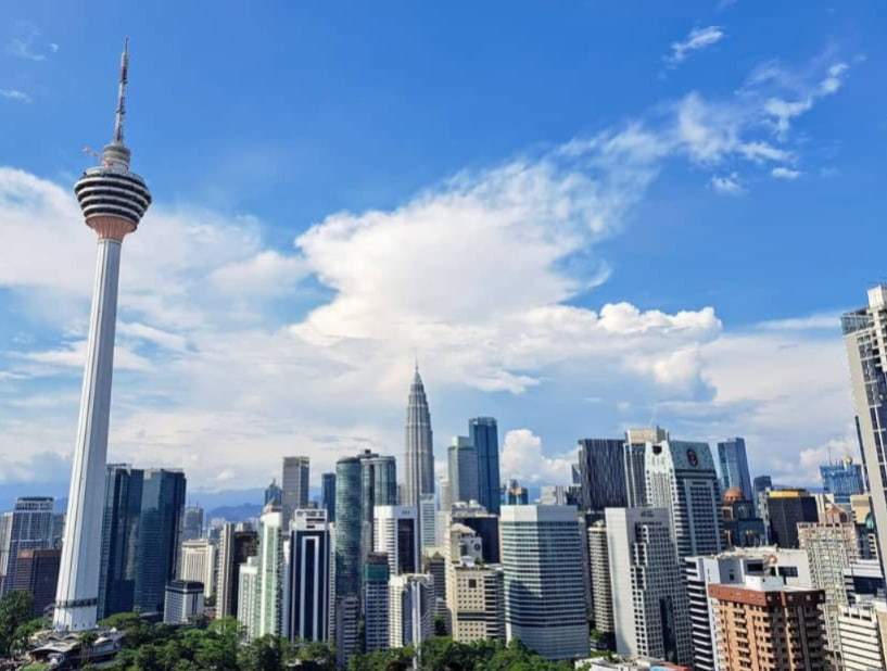 কুয়ালালামপুরের চোখধাঁধানো টুইন টাওয়ার, ল্যাংকাউই-এর প্রাকৃতিক সৌন্দর্য এবং পেনাং-এর স্ট্রিটফুড আপনার ভ্রমণকে আরও স্মরণীয় করে তুলবে।
