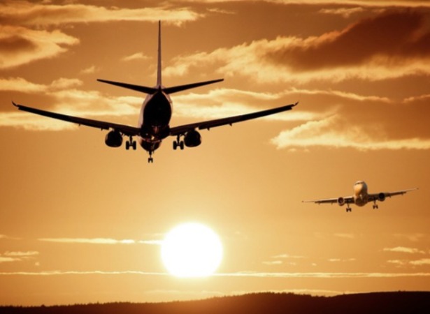 মনে রাখবেন, শেষ মুহূর্তে পরিকল্পনা করলেও উড়ানের টিকিট এবং থাকার জায়গার জন্য অনলাইনে ভাল করে খোঁজ করতে হবে। বহু সস্তার বিমান এবং থাকার জায়গা পেয়ে যেতে পারেন। তেমন হলে খরচও অনেকটা কমবে। ( এই প্রতিবেদনটি ‘আনন্দ উৎসব’ ফিচারের একটি অংশ। )