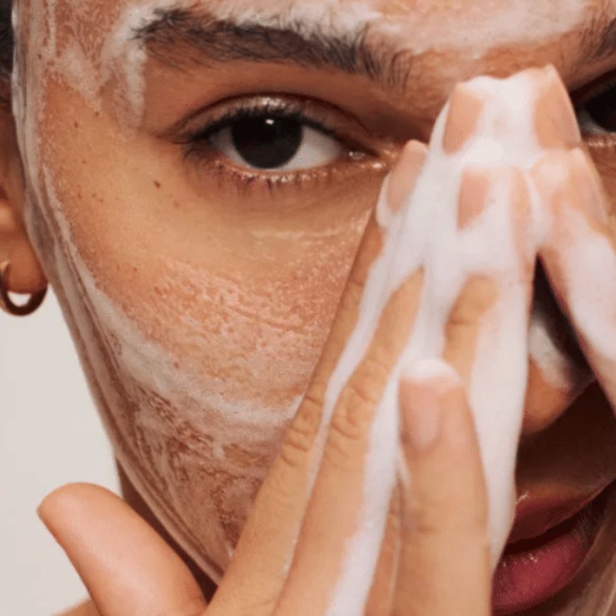 মেকআপের স্তর যদি সারা রাত ত্বকে লেগে থাকে, রন্ধ্রগুলি বন্ধ হয়ে যায়। এর ফলেই দেখা দেয় ব্রণ, ‘ব্ল্যাকহেডস’, র‍্যাশ, এমনকি ত্বক নিস্তেজ আর শুষ্ক হয়ে পড়ে।